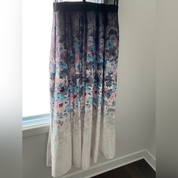 Gorgeous gown. 1 piece but has a 2 piece vibe. - Picture 4 of 6